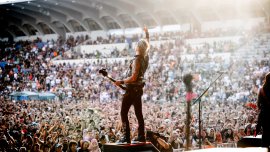 В кадър: 40 000 души пяха с Guns n' Roses на стадион "Васил Левски"