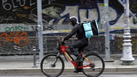 Затягане на коланите: Доходите на румънците падат, разходите растат