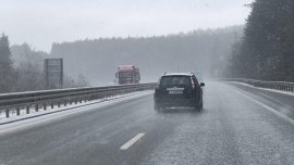 АПИ: Мокри и частично заледени настилки, но проходими при зимни условия