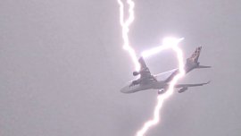 Светкавица удари самолет над Варна