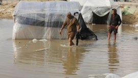 Буря потопи Газа, отнесе палатките