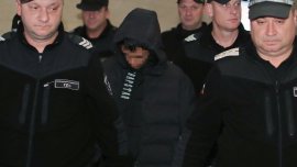 На 15-годишния, намушкал свой връстник в мол, му прилоша, откараха го с линейка от съда