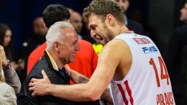 Везенков и Олимпиакос подчиниха Апоел ТА пред погледа на Стоичков 