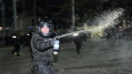 В кадър: Има задържани за погрома край централата на ДПС