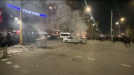 НА ЖИВО: Погром в центъра на София - горят кофи, унищожиха полицейска кола 