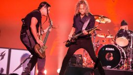 Кърк Хамет от Metallica падна от сцената по време на концерт