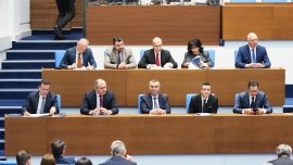 Шести вот на недоверие: Депутатите в спор трябва ли да падне правителството НА ЖИВО