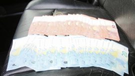 В колата на кандидат-депутат са открити пари и списъци с имена