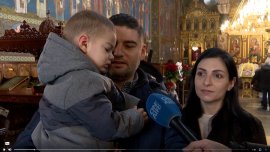 Семейство учи сина си на християнски ценности: Матей да расте с вяра в Бога