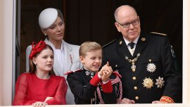 Принц Албер и принцеса Шарлийн излязоха на празнична семейна разходка с близнаците