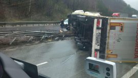 ТИР се обърна на &bdquo;Хемус&ldquo;, има сериозно задръстване Ботевград 