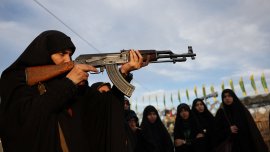 В Иран: Обучават жените как да боравят с оръжия и дронове (ВИДЕО)