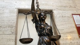 Съд защити служителка, уволнена заради порно увлечение