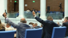 Анализатори: Опозицията е хилава, вотът на недоверие няма да мине