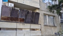 Апартамент и балкони са превърнати в депо за боклуци, съседи се опасяват от пожар