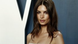 Емили Ратайковски разгорещи страстите от Япония