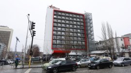 Момчето, паднало от парапет, е в изключително тежко състояние