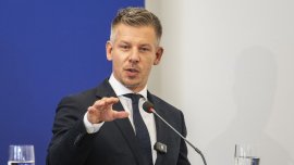Унгария се готви да разреши еднополовите двойки да осиновяват деца