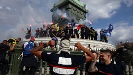 Протестите в Париж са в пика си, &ldquo;превзеха&rdquo; Бастилията (ВИДЕО)
