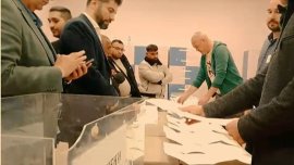 Кирил Петков наблюдава броенето на бюлетини в с. Буковлък