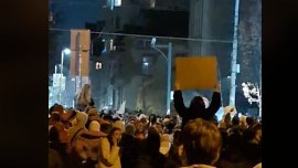 Лютив спрей и бомбички край централата на ДПС ВИДЕО