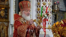 Патриарх Кирил прекъсна службата за Великден за да благодари на Путин 