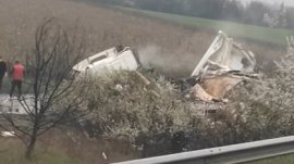 Нова катастрофа с ТИР, скъса мантинелите и се обърна край Видин