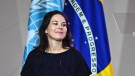 Аналена Бербок: Украйна не трябва да отстъпва територия 