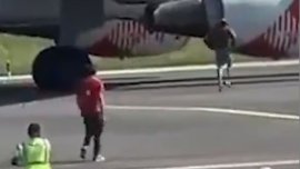 Мъжът, който загина в турбина на самолет на летище Бергамо, сам е скочил в нея
