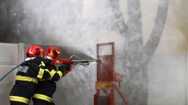 Склад със санитарни материали и пластмаса гори в Букурещ ВИДЕО