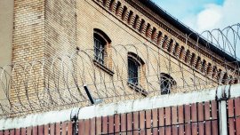 Двойка от САЩ хвърли 62-годишния си съсед от балкона