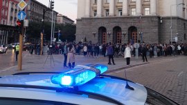 В кадър: Протестиращи искат оставката на Радев, докато той е в Брюксел