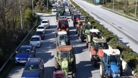Земеделци в Гърция в сблъсъци с полицията, затварят главни пътища