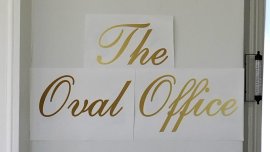 Три листа A4: Новата "златна табела" на Овалния кабинет не се хареса на американците