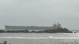 Доставиха храна на борда на "Кайрос"