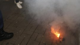 Ескалация на напрежението: Палят се кофи, срещу полицаи летят бутилки