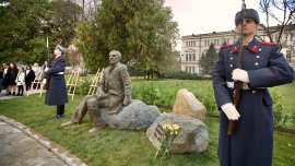 В кадър: Откриха паметник на Захарий Стоянов в София
