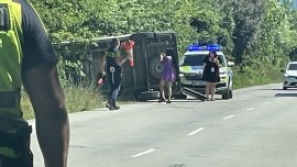 Линейка се преобърна след сблъсък с кола край Враца, всички пътници са ранени 