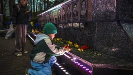 Украинският град, който всяка година в полунощ си спомня за Чернобил СНИМКИ