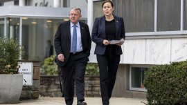 Дипломатите на Дания и Гренландия станаха меме заради пушком ВИДЕО