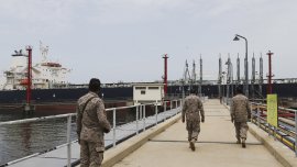 Украйна преследва скритата флотилия на Москва в международни води