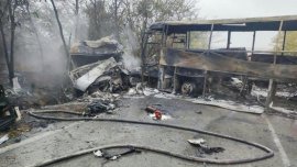 Огнен ад на пътя: Двама шофьори загинаха след удар на два тира и автобус 