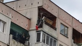Шокиращи версии защо 3-годишното е било на балкона в Ямбол