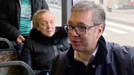 Вучич с демонстрация: Качи се на градския транспорт в Ниш ВИДЕО
