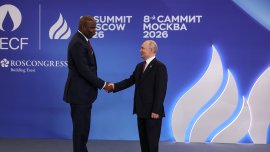 Гандалф срещу Хобит: Путин и президентът на Мозамбик разсмяха интернет
