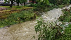 Река Черна излезе от коритото си и наводни село Тича ВИДЕО