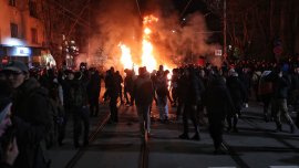 14 души са с обвинения след погрома в София, нападали са полицаи 