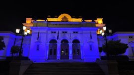 Сградата на НС осветена в синьо заради правата на детето СНИМКИ