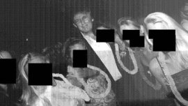 Появи се снимка на Тръмп с част от жертвите на Епстийн 