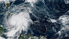 С катастрофални ветрове ураганът „Мелиса” достигна бреговете на Ямайка